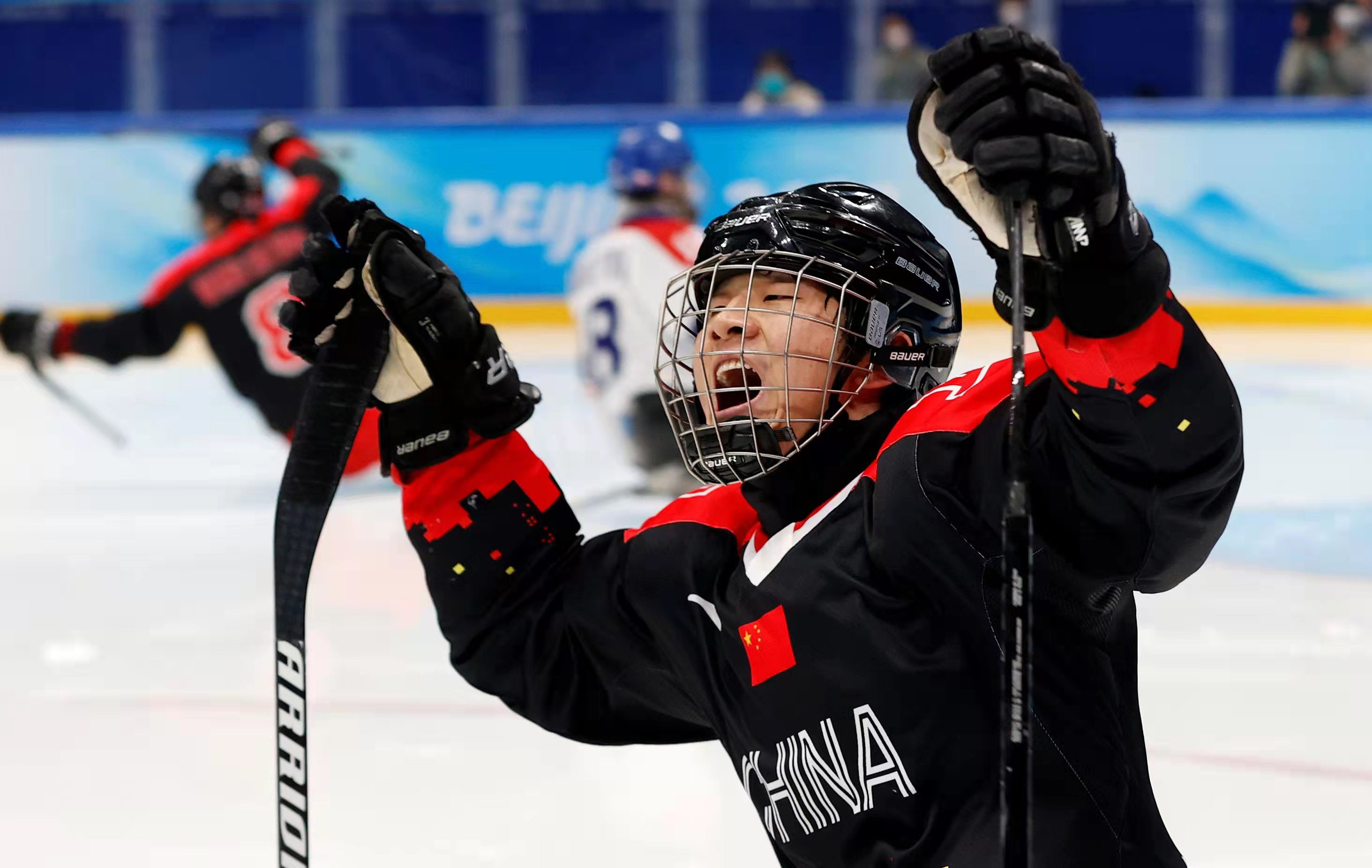 连胜势头难挡！冰球豪取十连胜