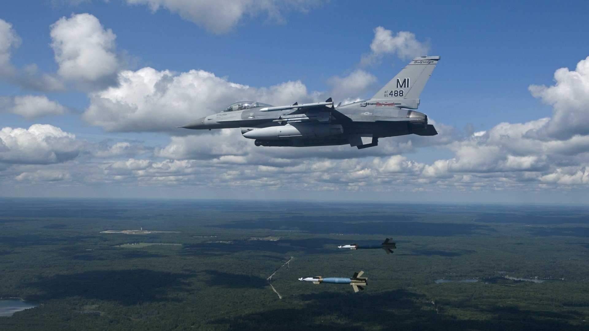 F1新赛季揭幕战之夜，锡安全程高能输出，当轮胎与意志在极限边缘嘶鸣