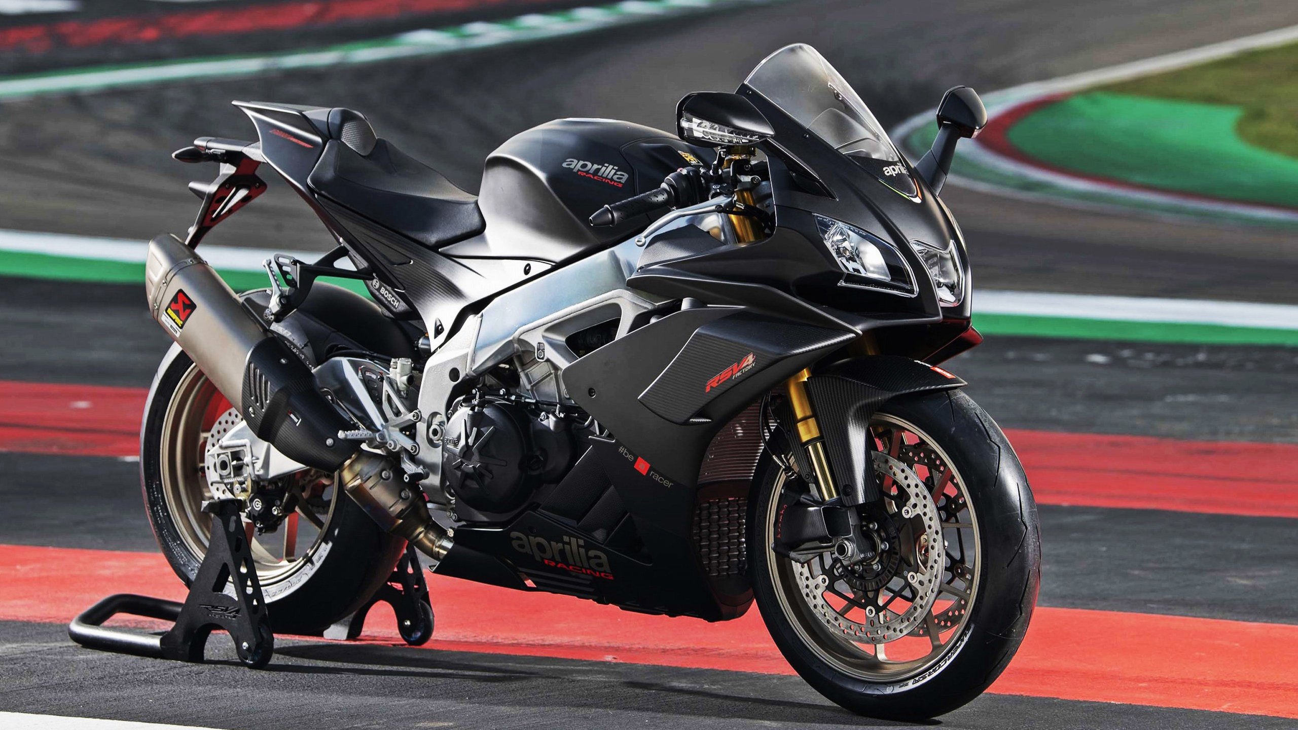 法拉利的红与公牛的深红，同一夜晚，两个世界的孤胆决胜