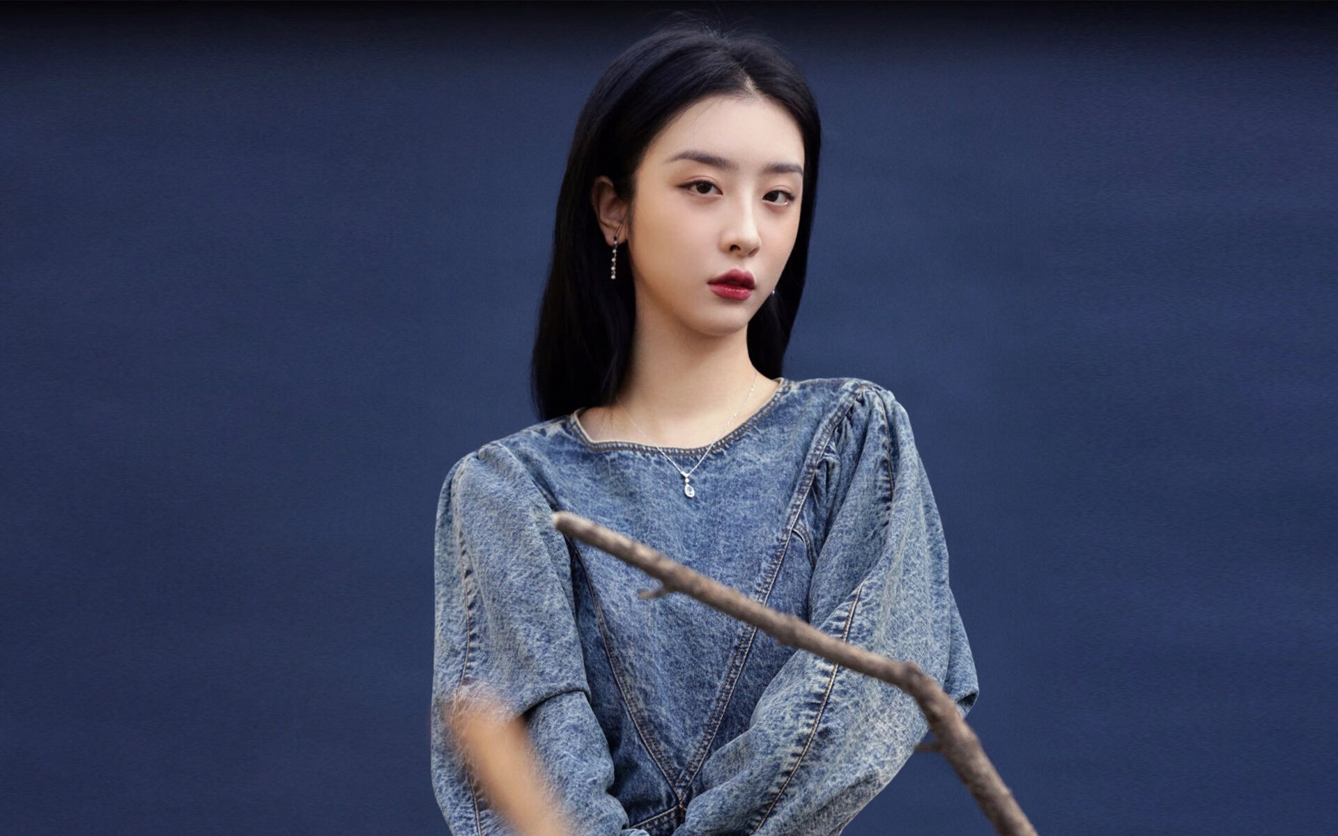 基于此,我为你构思了一个融合了体育评论与小说笔法的标题及文章